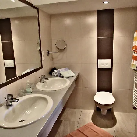 לינה וארוחת בוקר Haus Alpengluehn 3*